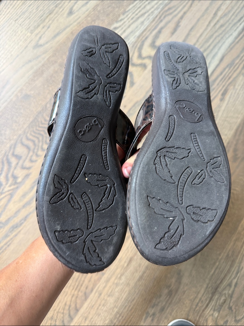Women’s BORN Leopard Print Flip Flop Sandals - Picture 4 of 6